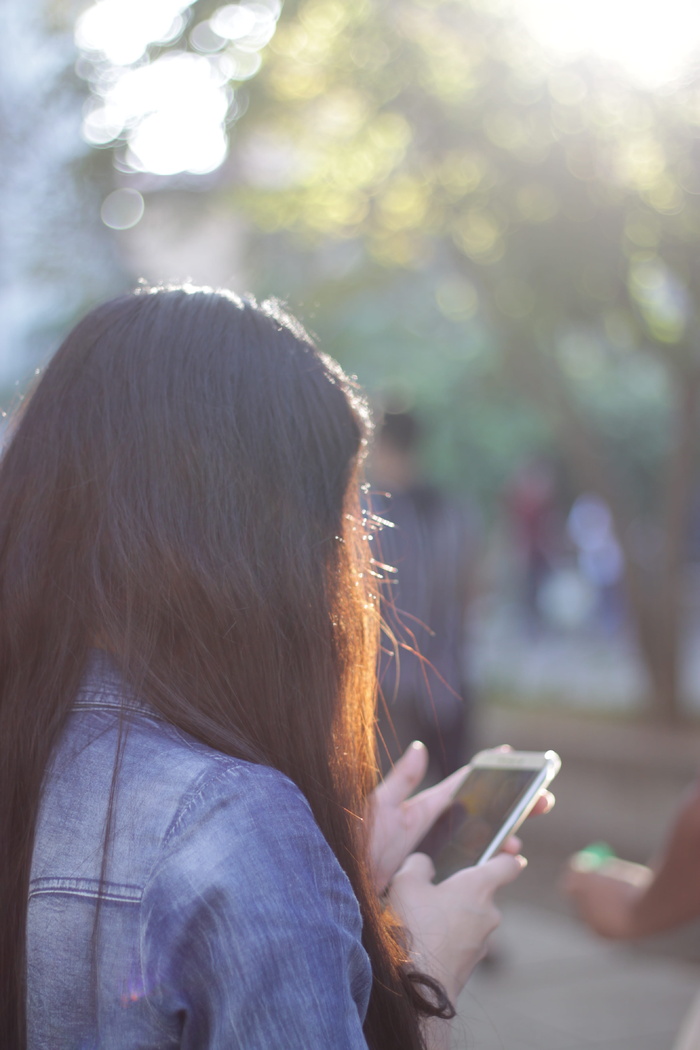 女孩，背部，女孩发短信，女孩打电话，长发女人，智能手机，android，带手机的女孩