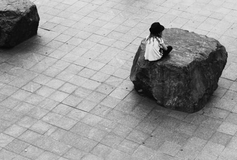 坐在岩石上的女人