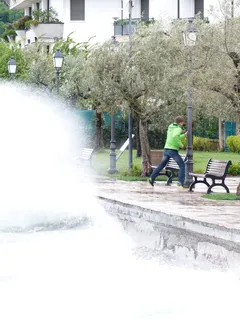 人,人,逃跑,比赛,切断,挥手,打湿,喷雾 人,人,逃跑,比赛,切断,挥手,打湿,喷雾