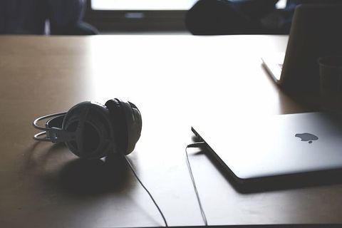 银色macbook，旁边，耳机，tagble，银色，macbook，灰色，黑色