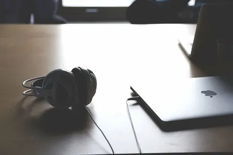 银色macbook,旁边,耳机,tagble,银色,macbook,灰色,黑色 银色macbook,旁边,耳机,tagble,银色,macbook,灰色,黑色