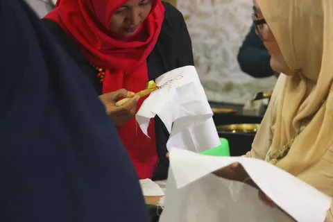 坐在桌子旁边的两个女人