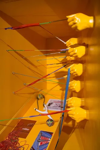 带橡皮筋的塑料手的艺术装置