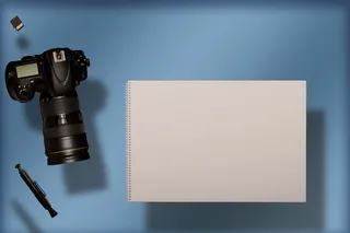 数码相机、笔记本电脑、存储卡、sd卡、摄影设备、玻璃桌、现代、复古