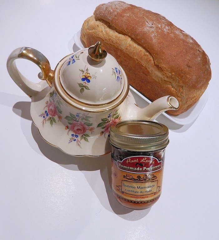 多粮面包、茶壶、果酱、燕麦、玉米、食品和饮料、杯子、静物画