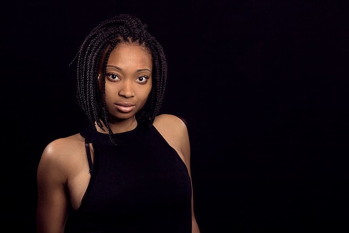 穿着黑色吊带裙的女人