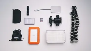 白色表面上的黑色三脚架