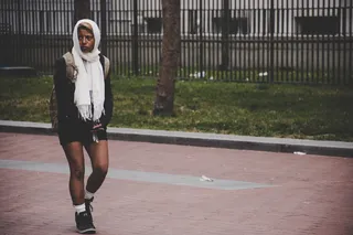 一个戴着白围巾的女人