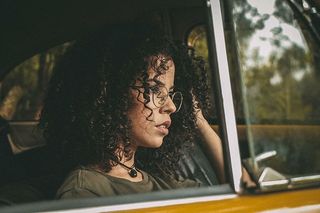 成人、汽车、眼镜、眼镜、脸、面部表情、女孩、发型