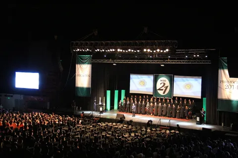 场景、表演、毕业、学生、人群、表演、一群人、一大群人 场景、表演、毕业、学生、人群、表演、一群人、一大群人