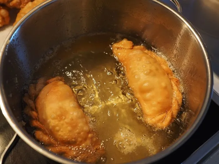 油炸食品，肉馅卷饼，油，油炸食品，锅，厨师，厨房，食物