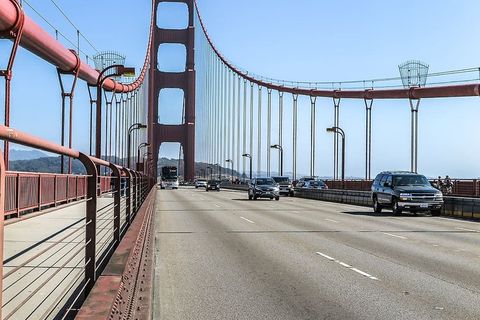 金门大桥上的汽车和迎面而来的公共汽车。