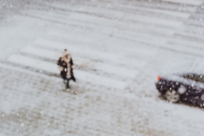 有汽车的雪地街道