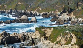 白天靠近河流和岩石的人
