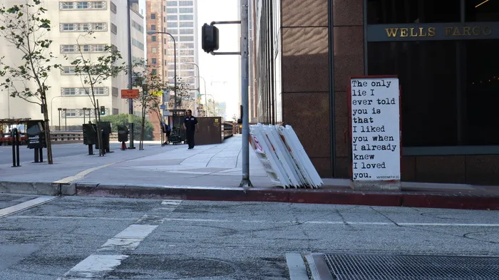 建筑物之间的红绿灯
