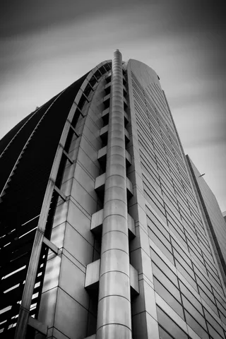 高层建筑的灰度低角度摄影