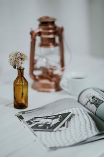 白色桌子上有一个石蜡灯的杂志