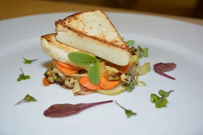 山羊奶酪、烧烤、沙拉、食物、膳食、美食、盘子、晚餐