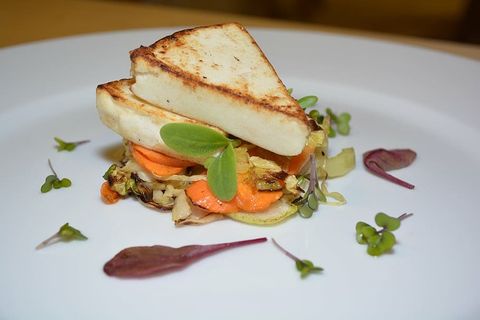 山羊奶酪、烧烤、沙拉、食物、膳食、美食、盘子、晚餐