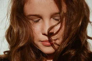 女子面部特写照片