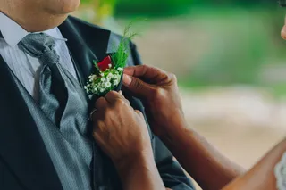 手持男子白色花束的女子