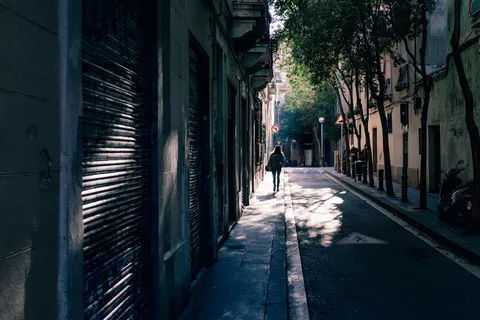 白天在大楼附近行走的人