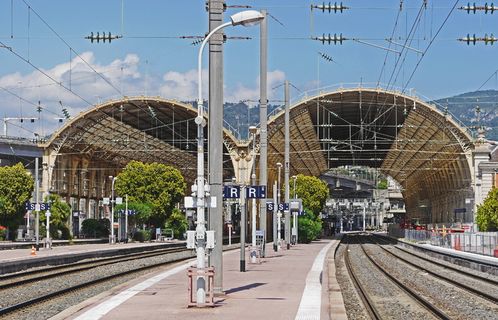 铁路附近的白色电线杆