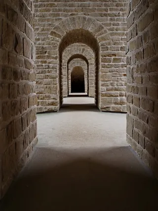 混凝土拱门之间的通道