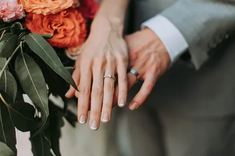 戴银色戒指的夫妇 戴银色戒指的夫妇