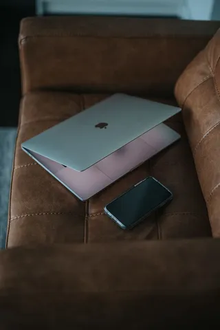 沙发上的银色MacBook