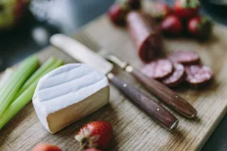 在厨房准备一些开胃食物