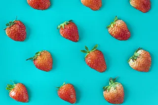 青色表面上各种大小的草莓