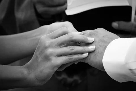 女人吮吸男人手指上戒指的灰度照片 女人吮吸男人手指上戒指的灰度照片