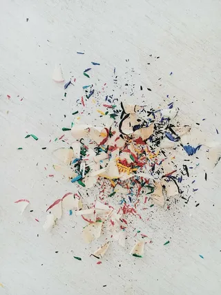 彩色铅笔卷笔刀雾，五颜六色，铅笔，凌乱，多色，五彩纸屑，变化，没有人