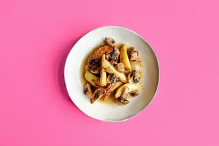 白色盘子上盘子的俯视图