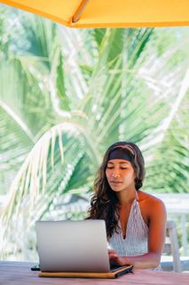 使用银色笔记本电脑的女性