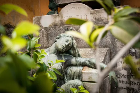 墓地、坟墓、坟墓、石头、死亡、告别、哀悼、休息 墓地、坟墓、坟墓、石头、死亡、告别、哀悼、休息