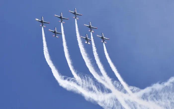 这架f-16 f16飞机展示了飞行表演、天空、着陆和发动机