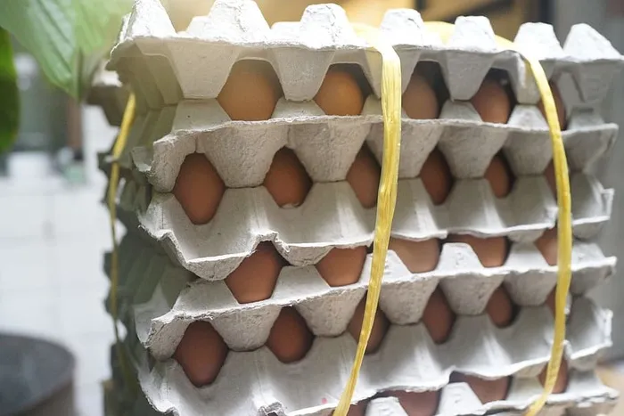 采购产品鸡蛋，商业厨房，鸡蛋托盘，盘子，厨房，烹饪，特写，食物