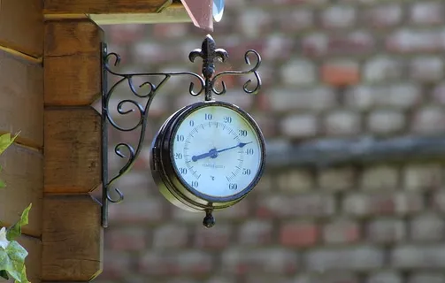 暑假，炎热，夏天，温度，温度计，时钟，时间，墙壁