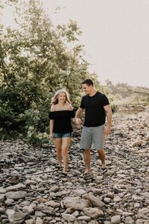 男子走路时牵着女子的手的照片