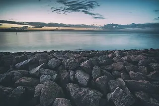 这是一张在英格兰南部肯特海岸拍摄的长曝光照片