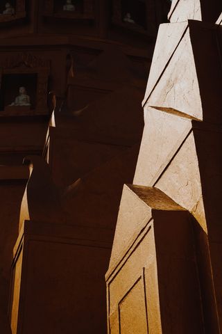 棕色混凝土建筑