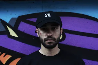 戴黑色帽子和黑色圆领上衣的男子