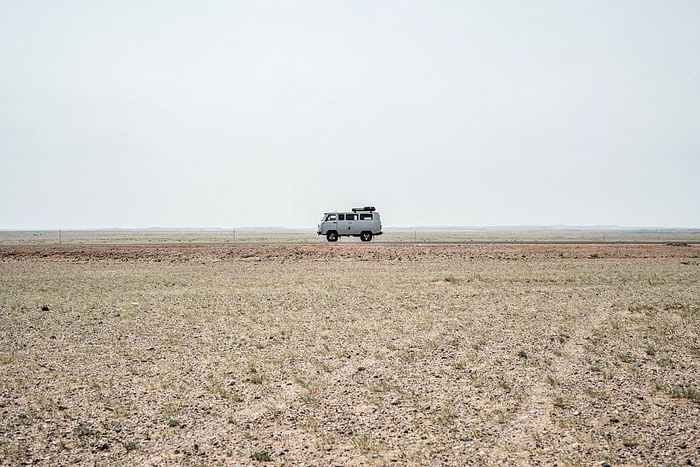 灰色、公交车、道路、晴朗、天空、白天、白色、车辆