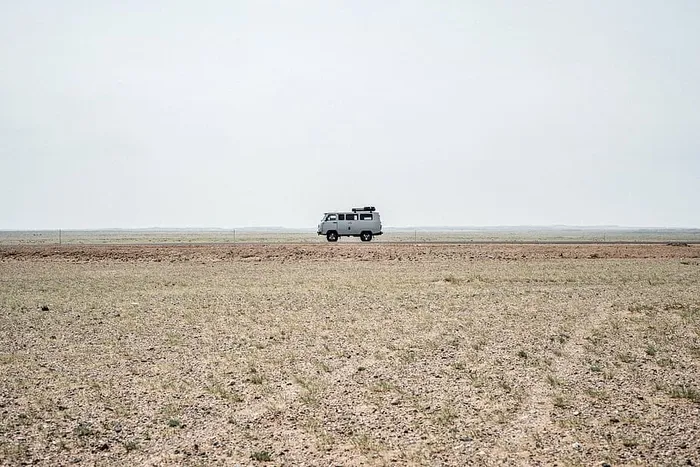 灰色、公交车、道路、晴朗、天空、白天、白色、车辆