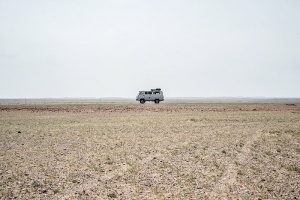 灰色、公交车、道路、晴朗、天空、白天、白色、车辆