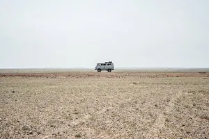 灰色、公交车、道路、晴朗、天空、白天、白色、车辆