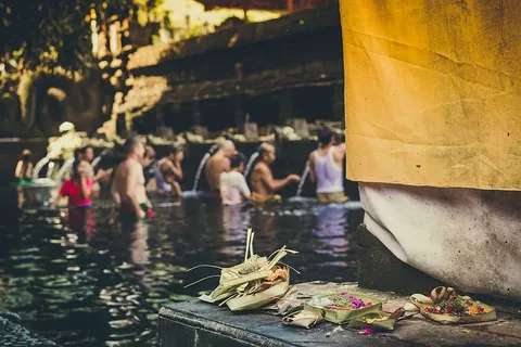 人们在水中洗澡的照片 人们在水中洗澡的照片