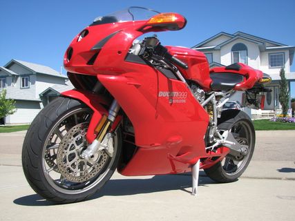 杜卡迪、超级摩托车、惊险、999、强悍、摩托车、交通、社论